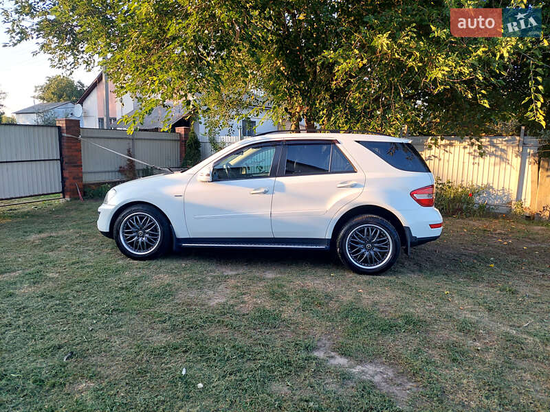 Внедорожник / Кроссовер Mercedes-Benz M-Class 2010 в Киеве