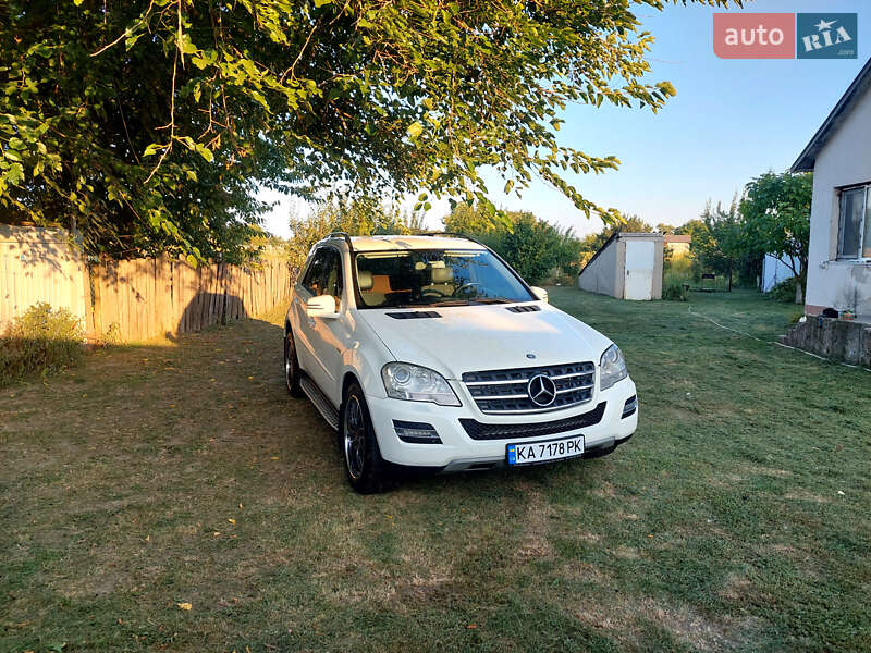 Внедорожник / Кроссовер Mercedes-Benz M-Class 2010 в Киеве