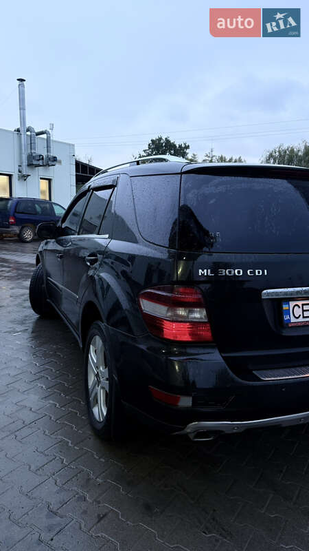 Внедорожник / Кроссовер Mercedes-Benz M-Class 2010 в Черновцах