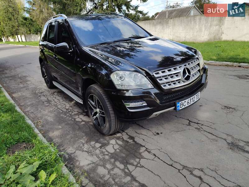 Внедорожник / Кроссовер Mercedes-Benz M-Class 2011 в Остроге