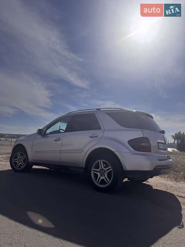 Позашляховик / Кросовер Mercedes-Benz M-Class 2005 в Дніпрі