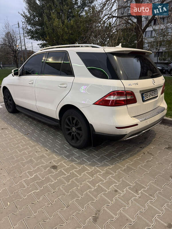 Внедорожник / Кроссовер Mercedes-Benz M-Class 2013 в Киеве