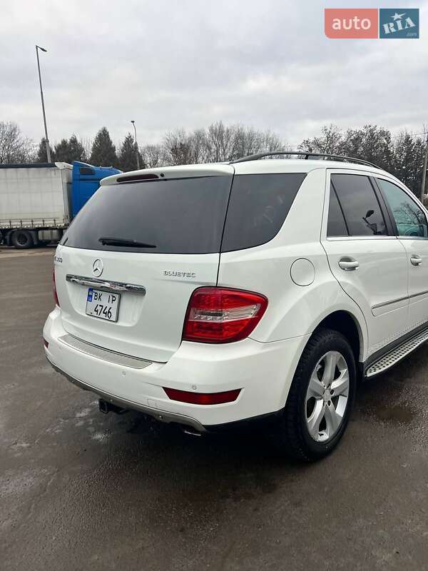 Внедорожник / Кроссовер Mercedes-Benz M-Class 2010 в Ровно