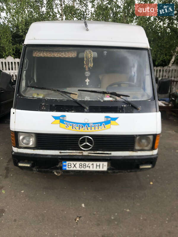 Минивэн Mercedes-Benz MB-Class 1990 в 