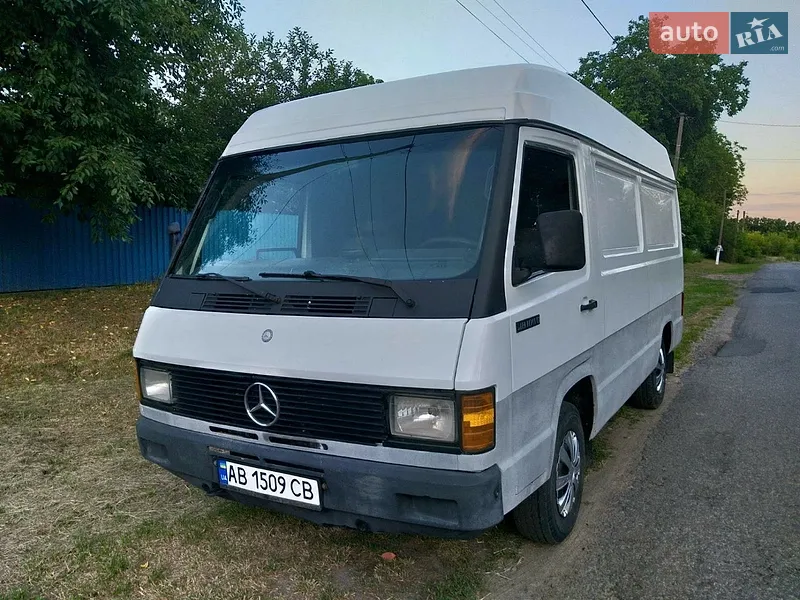Mercedes-Benz MB-Class 1990