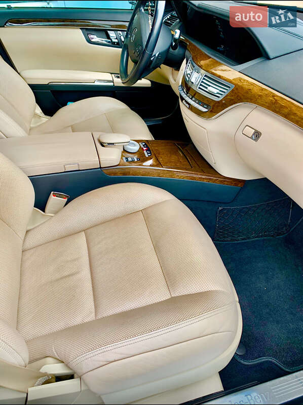 Седан Mercedes-Benz S-Class 2013 в Косове