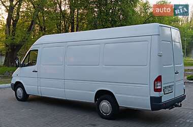 Грузовой фургон Mercedes-Benz Sprinter 2000 в 