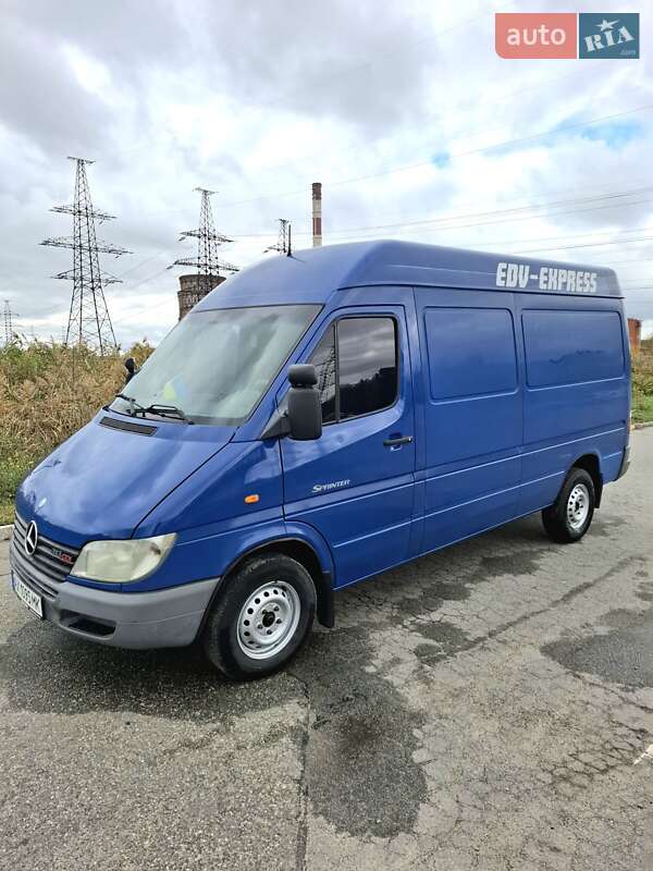 Грузовой фургон Mercedes-Benz Sprinter 2000 в 