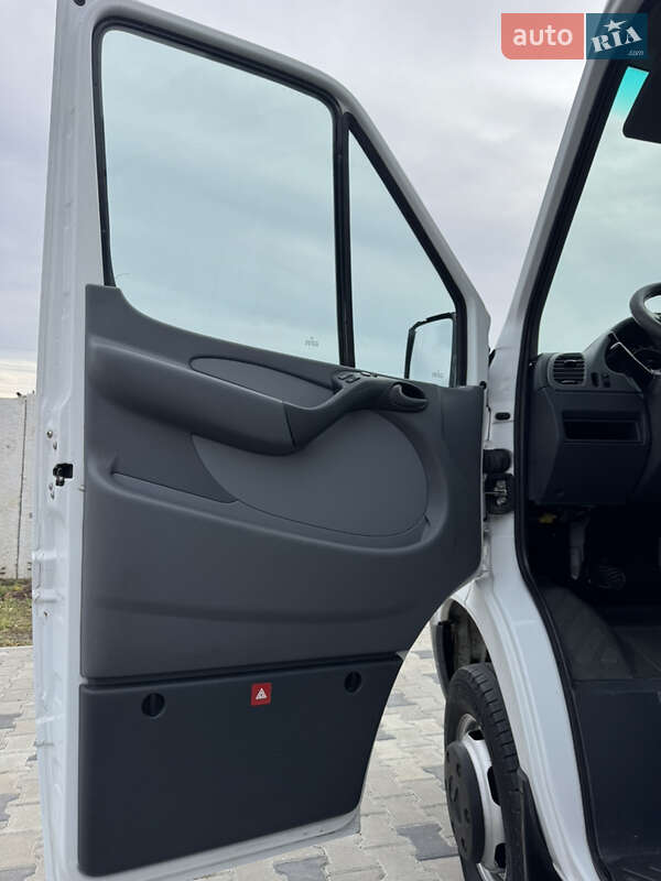 Вантажний фургон Mercedes-Benz Sprinter 2005 в Рівному
