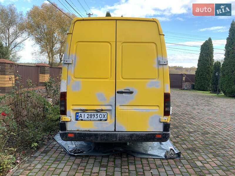 Грузовой фургон Mercedes-Benz Sprinter 2000 в Стоянке