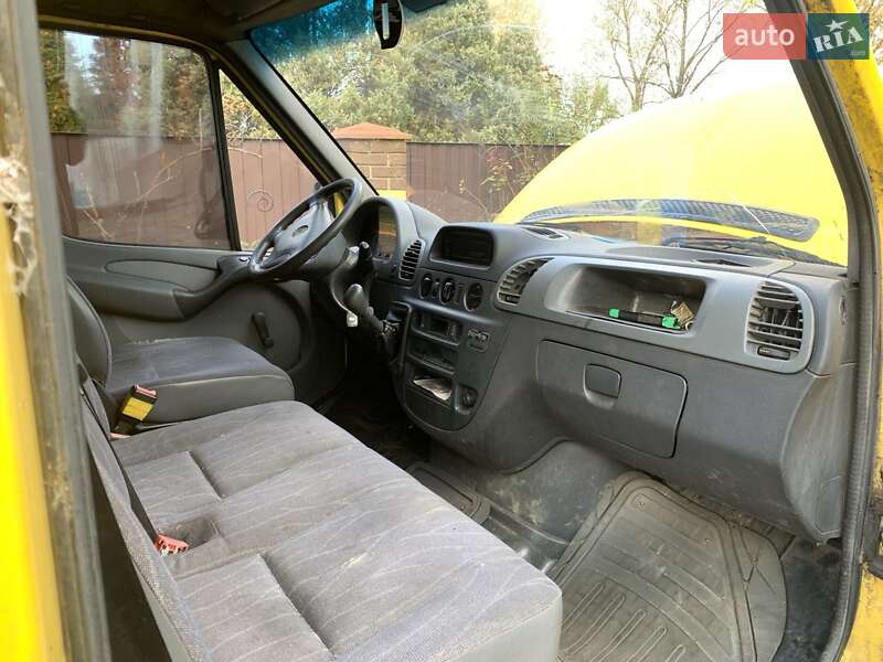 Грузовой фургон Mercedes-Benz Sprinter 2000 в Стоянке