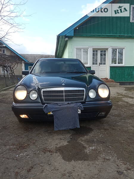 Седан Mercedes-Benz T1 1997 в Вижниці