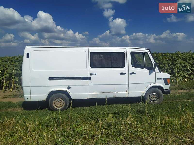 Вантажний фургон Mercedes-Benz T1 1992 в Кременці