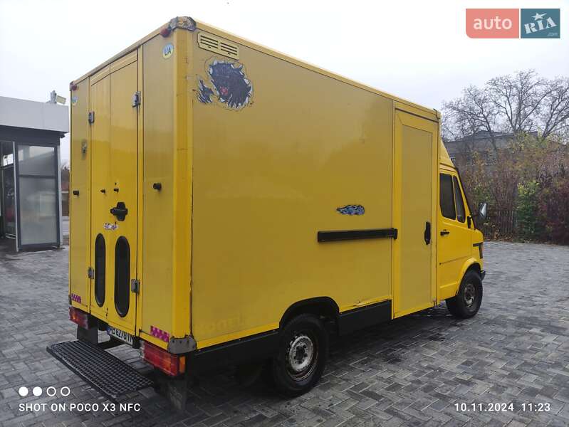 Вантажний фургон Mercedes-Benz T1 1995 в Немирові