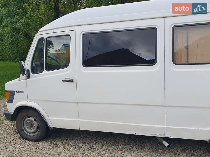 Грузопассажирский фургон Mercedes-Benz T1 1993 в Косове