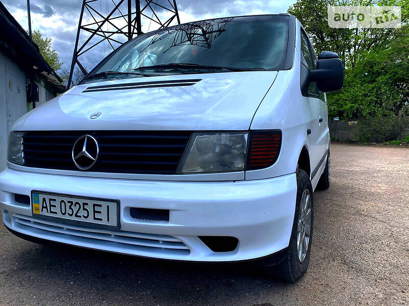 Вантажопасажирський фургон Mercedes-Benz Vito 2000 в 