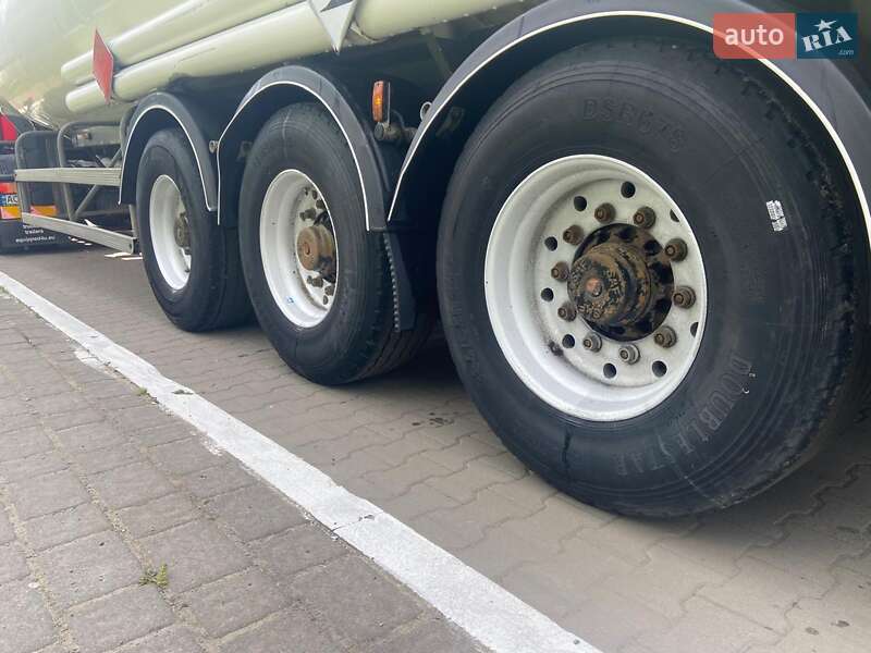 Цистерна Merceron M 1998 в Луцке