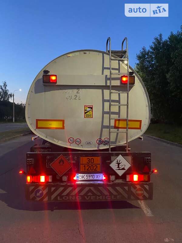 Цистерна напівпричіп Merker M 300 2002 в Рівному