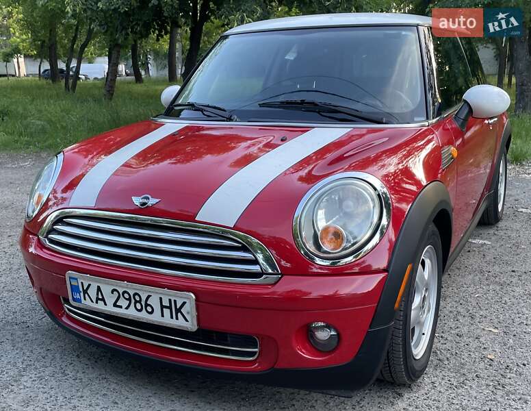 Хэтчбек MINI Cooper 2010 в 