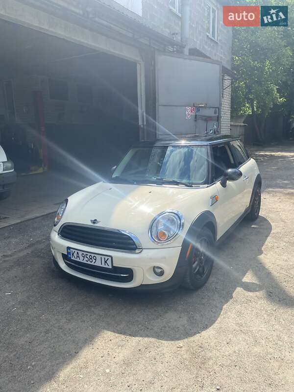 Хэтчбек MINI Cooper 2012 в 