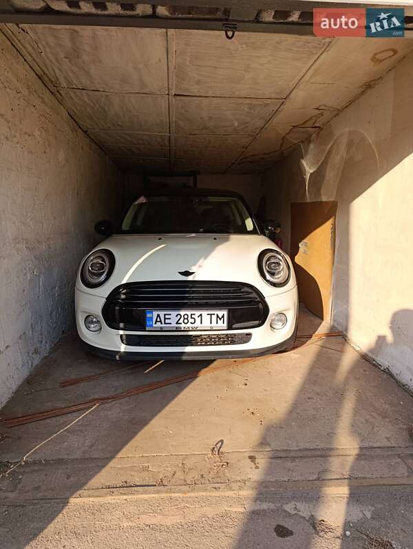 Хетчбек MINI Cooper 2016 в 
