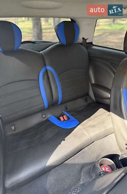 Хэтчбек MINI Cooper 2010 в 