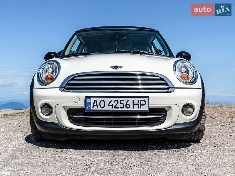 Хэтчбек MINI Cooper 2011 в Ужгороде