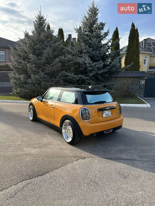 Хэтчбек MINI Hatch 2015 в Киеве