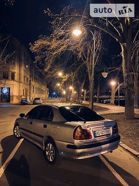Ліфтбек Mitsubishi Carisma 2001 в Ужгороді