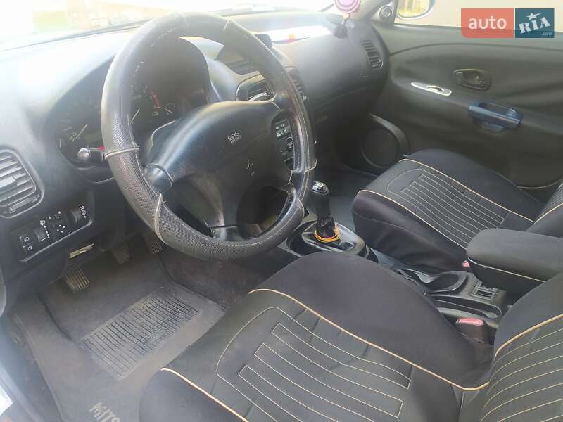 Хэтчбек Mitsubishi Carisma 2000 в Надворной