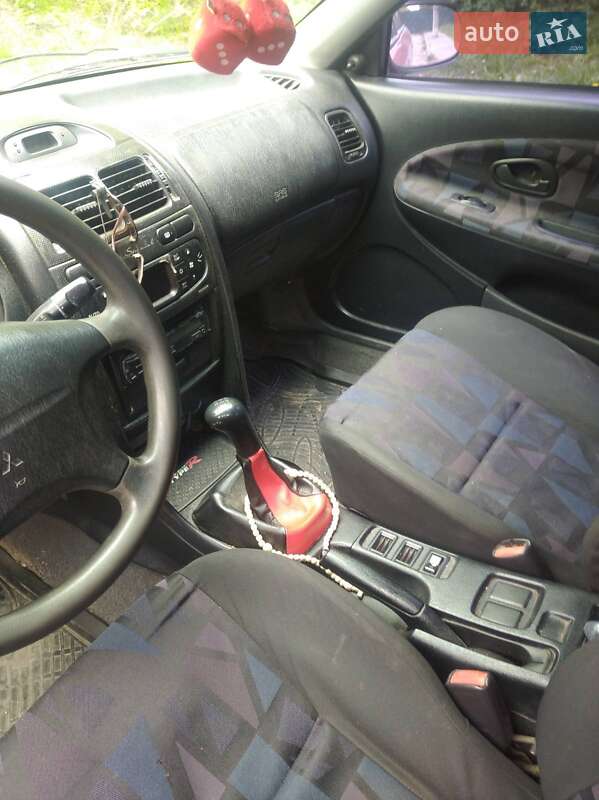 Седан Mitsubishi Carisma 1998 в Києві