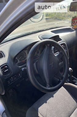 Ліфтбек Mitsubishi Carisma 2003 в 