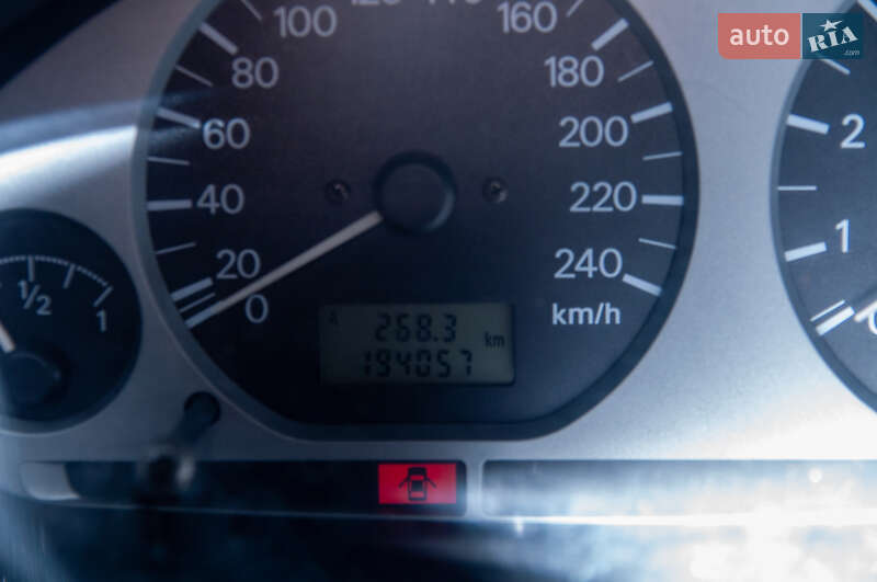 Лифтбек Mitsubishi Carisma 2003 в Киеве