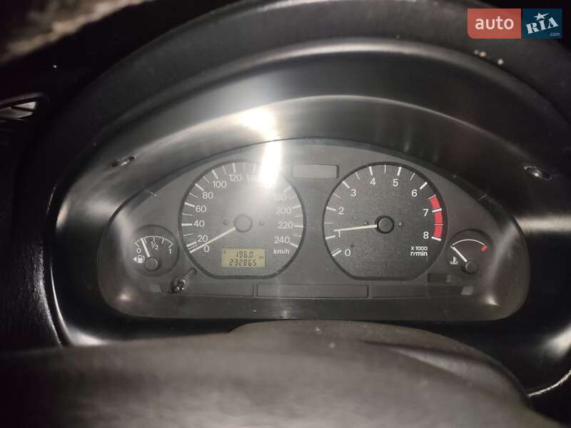 Ліфтбек Mitsubishi Carisma 2002 в Краснограді