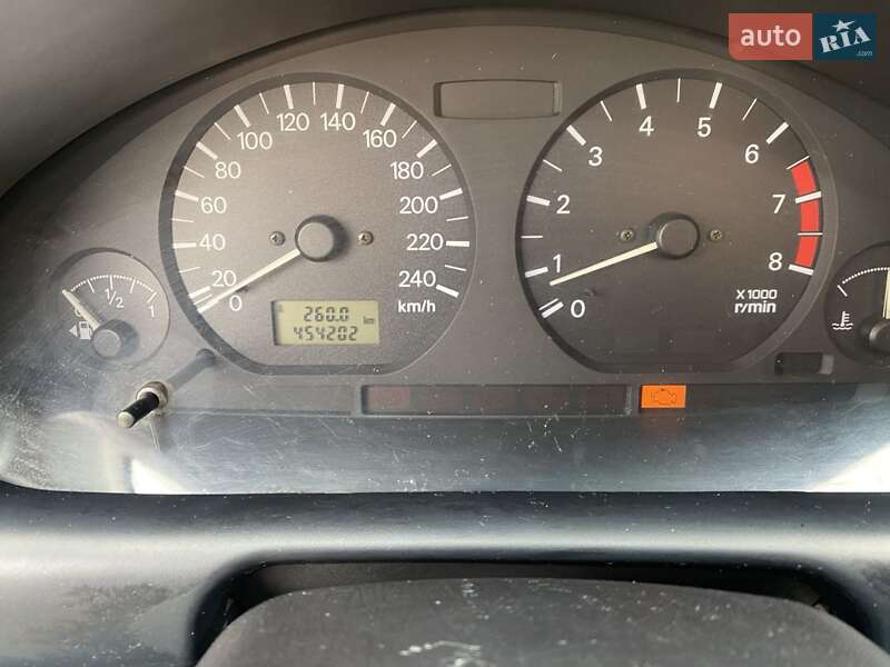 Седан Mitsubishi Carisma 2003 в Киеве