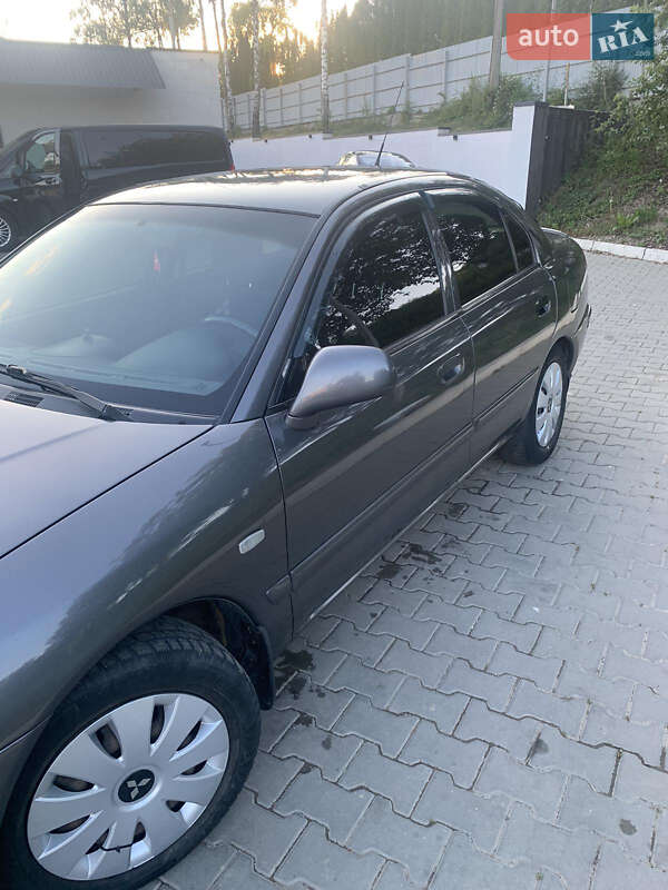 Седан Mitsubishi Carisma 2003 в Черновцах