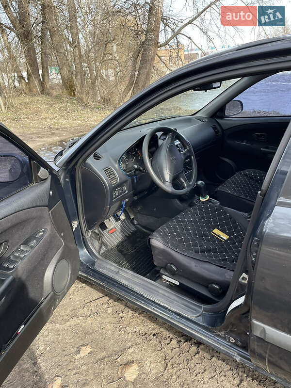 Седан Mitsubishi Carisma 2000 в Опошне