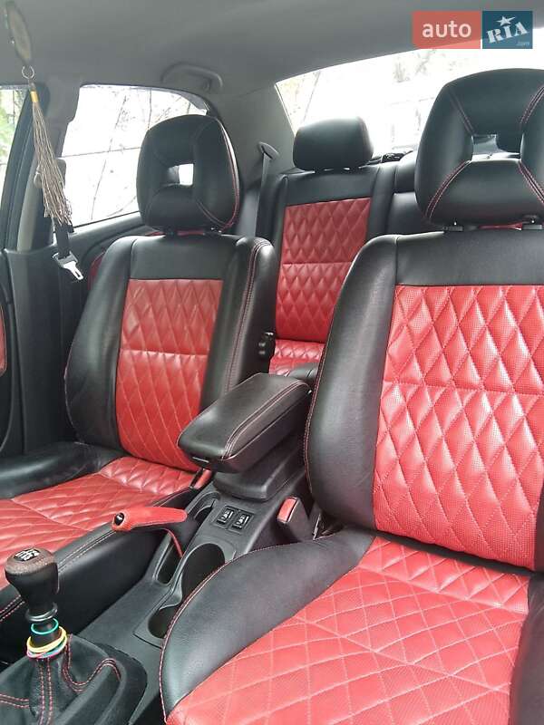 Седан Mitsubishi Carisma 2004 в Полтаві