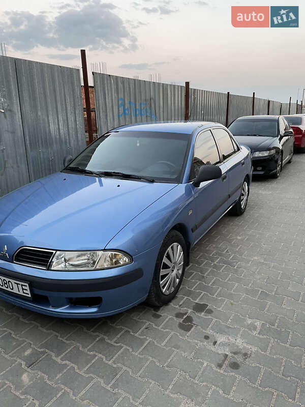 Седан Mitsubishi Carisma 2001 в Южному