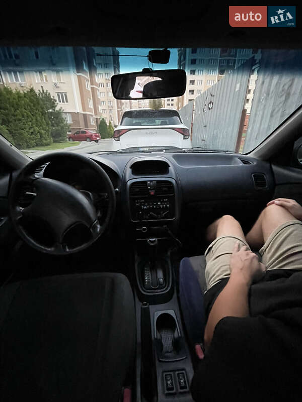 Седан Mitsubishi Carisma 2001 в Южному