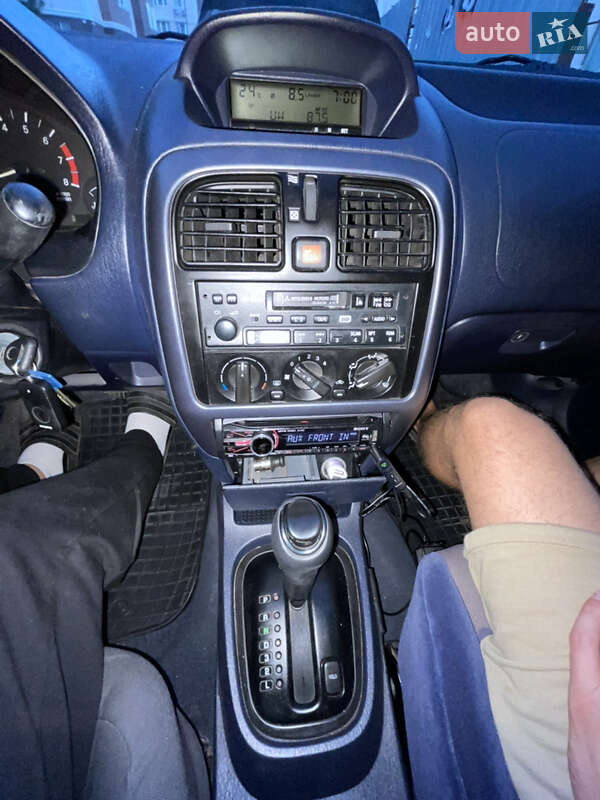 Седан Mitsubishi Carisma 2001 в Южному
