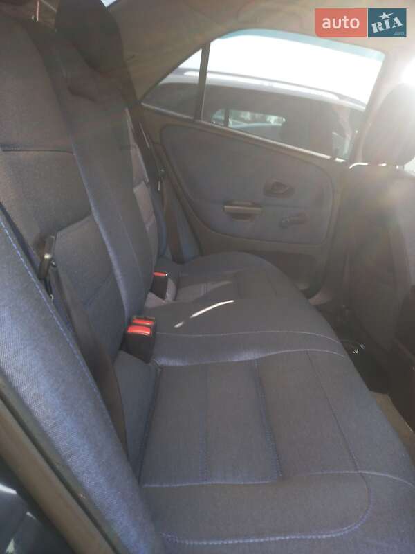 Седан Mitsubishi Carisma 2003 в Днепре