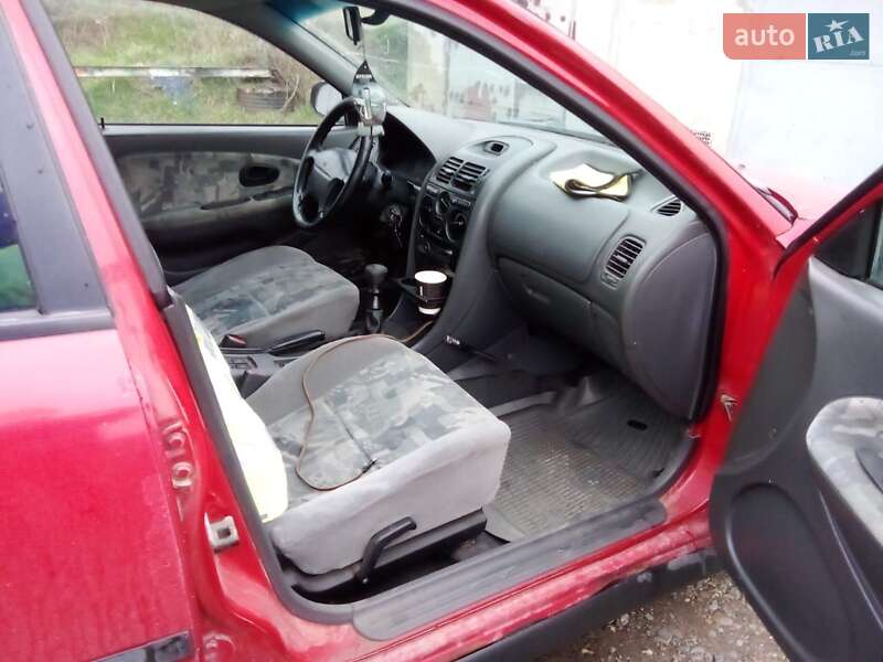 Лифтбек Mitsubishi Carisma 1998 в Черновцах
