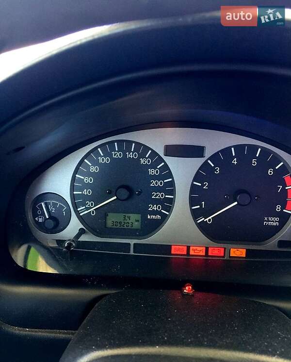 Седан Mitsubishi Carisma 2002 в Львові