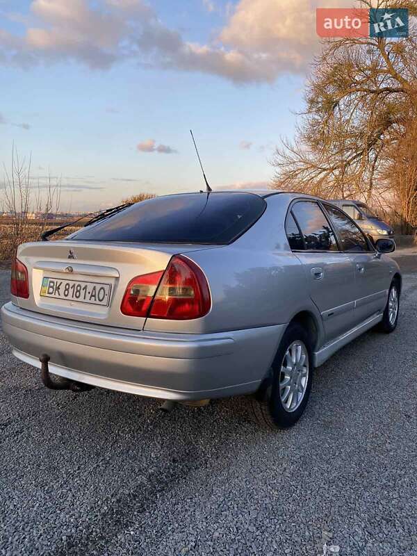 Седан Mitsubishi Carisma 2002 в Ровно