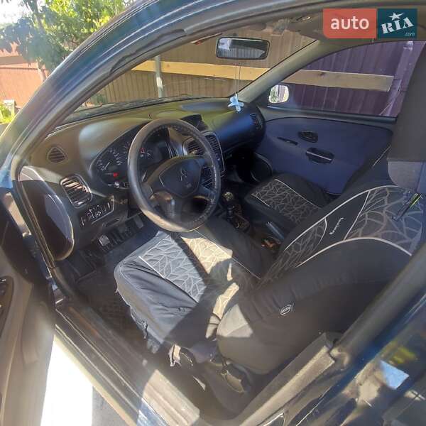 Седан Mitsubishi Carisma 2002 в Винниках