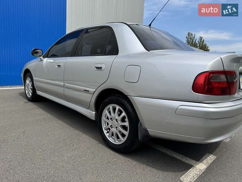 Седан Mitsubishi Carisma 2003 в Киеве