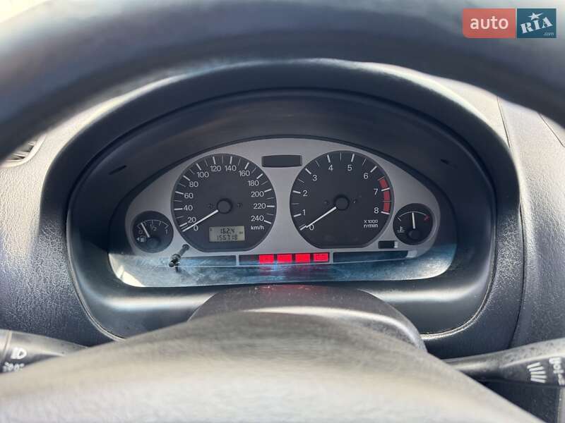 Седан Mitsubishi Carisma 2003 в Киеве