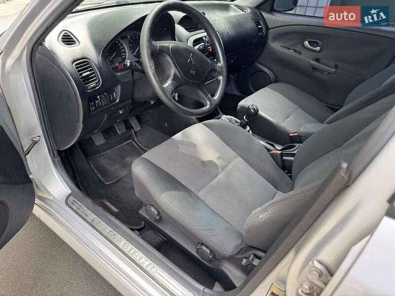 Седан Mitsubishi Carisma 2003 в Киеве