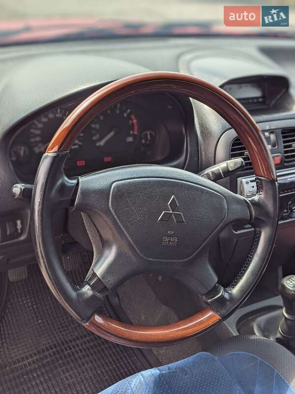 Седан Mitsubishi Carisma 2000 в Кременчуці